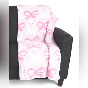 Viral Pink Bow and Ghosts Snuggle Knit Throw Blanket - 50” x 70” by En Vogue